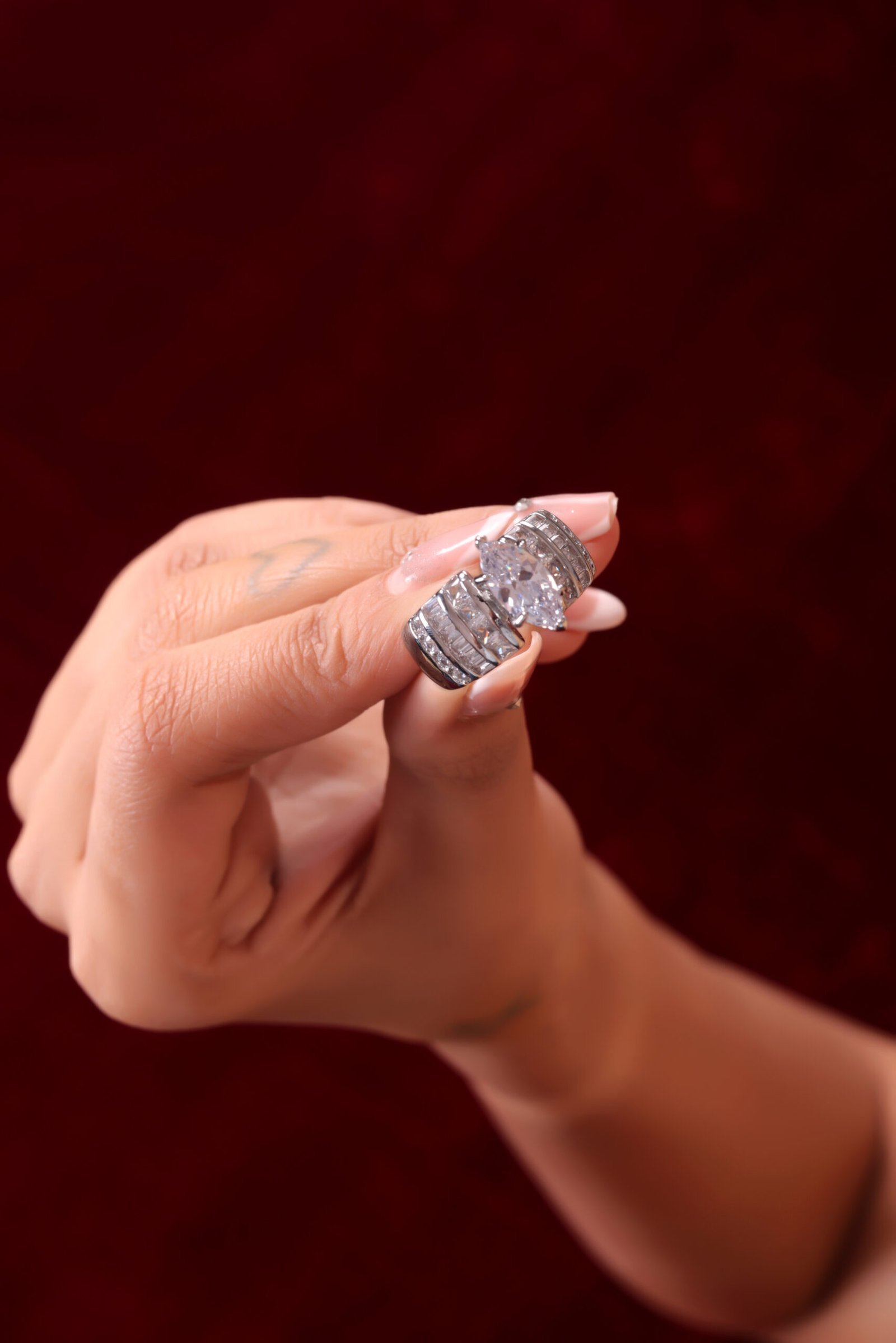 Elegant Marquise-Cut Diamond Ring with Channel-Set Accents - Image 8