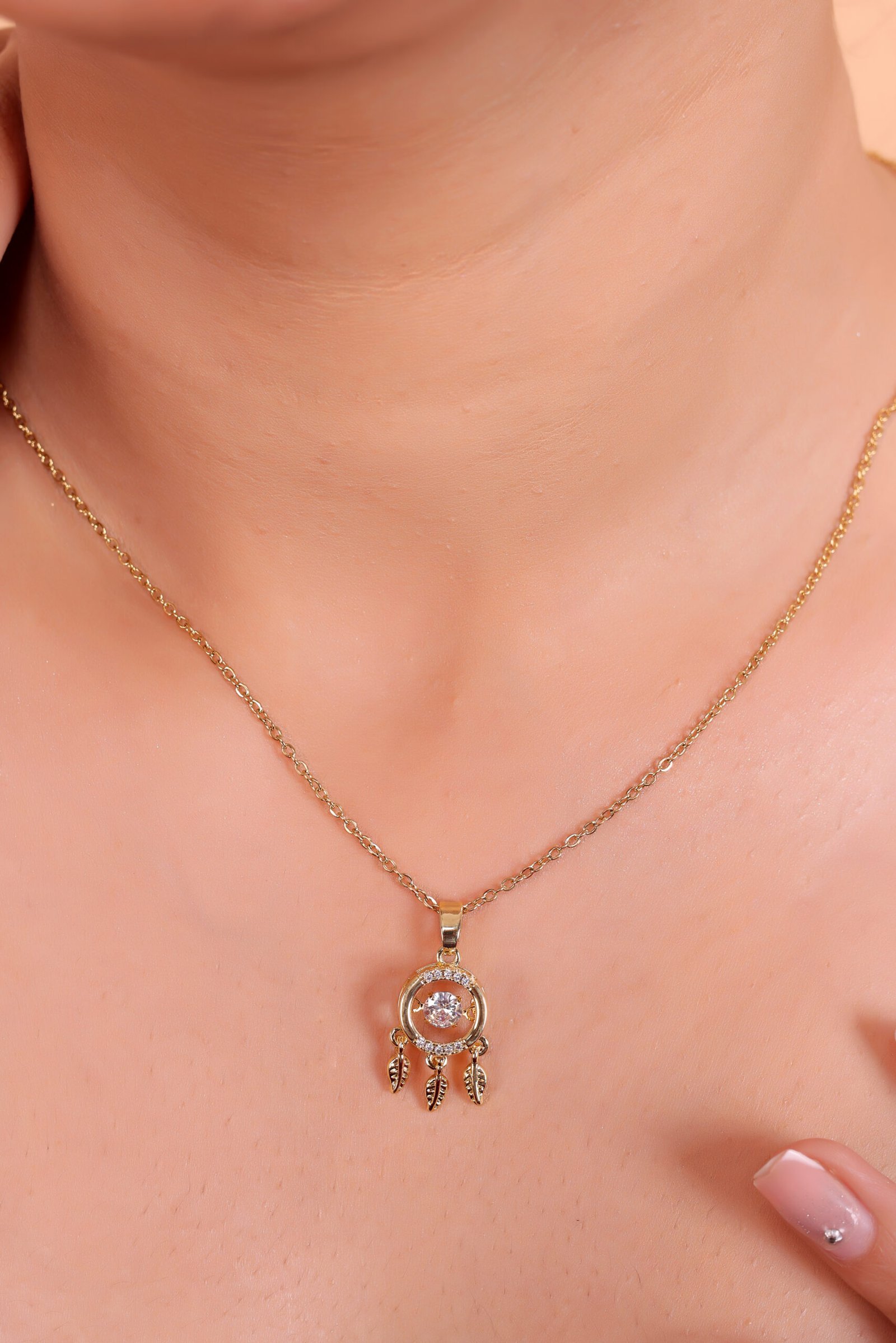 Exquisite Gold Dreamcatcher Pendant Necklace with Sparkling Diamond Center – A Symbol of Protection, Positivity, and Timeless Elegance