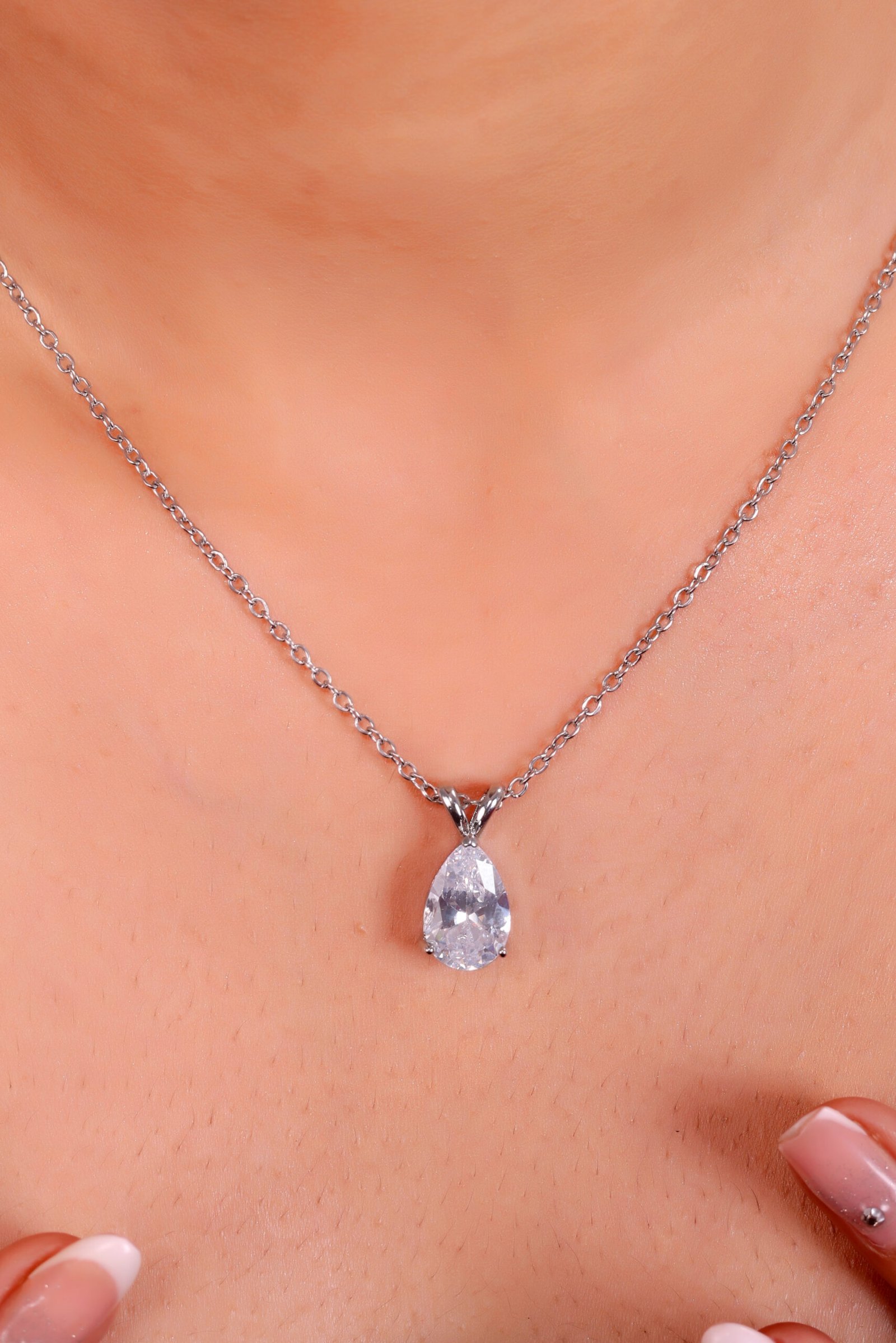 Elegant Pear-Cut Diamond Pendant Necklace – Timeless Brilliance & Sophistication