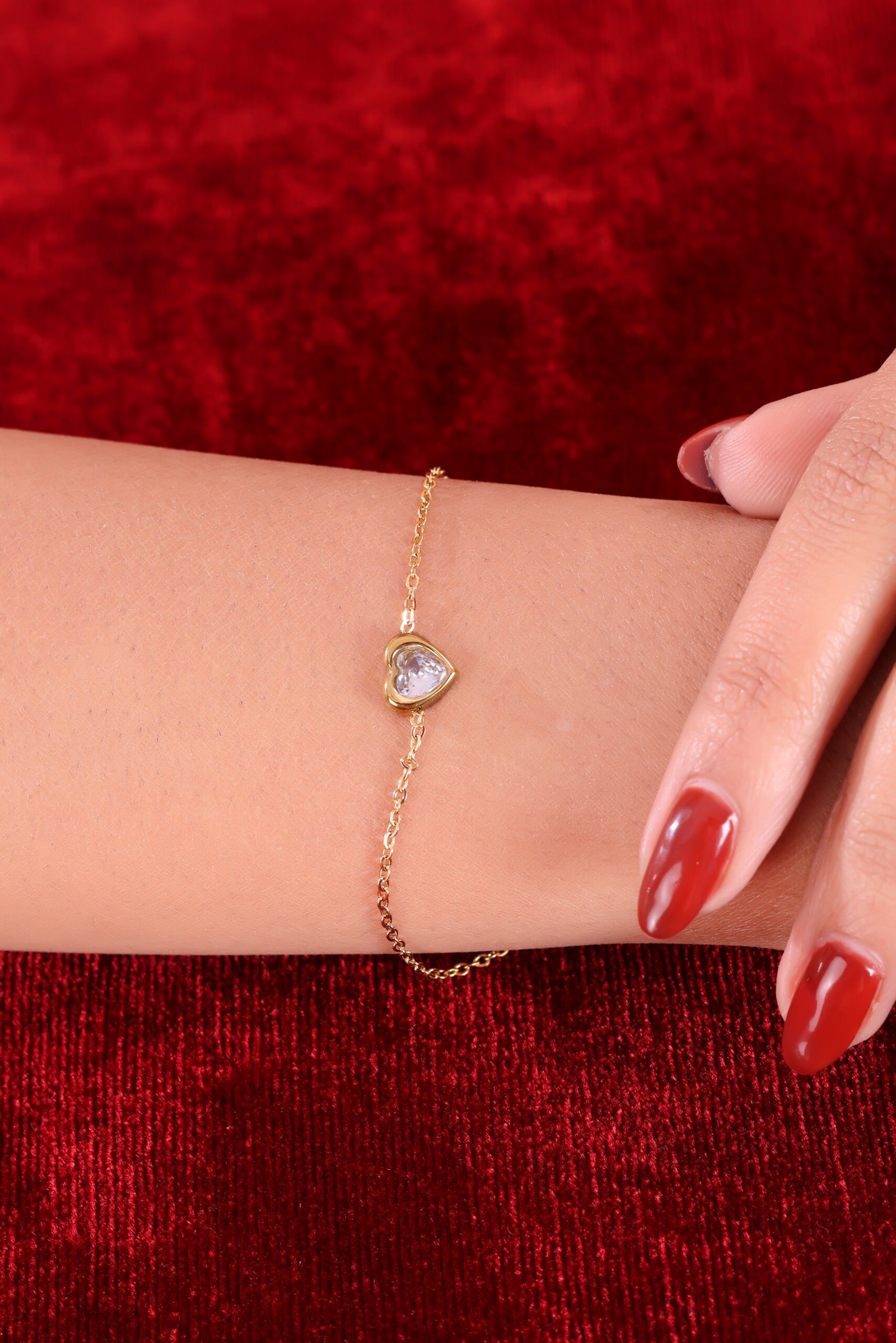 Elegant Gold Heart Bracelet with Sparkling Crystal Accent – A Symbol of Love & Grace