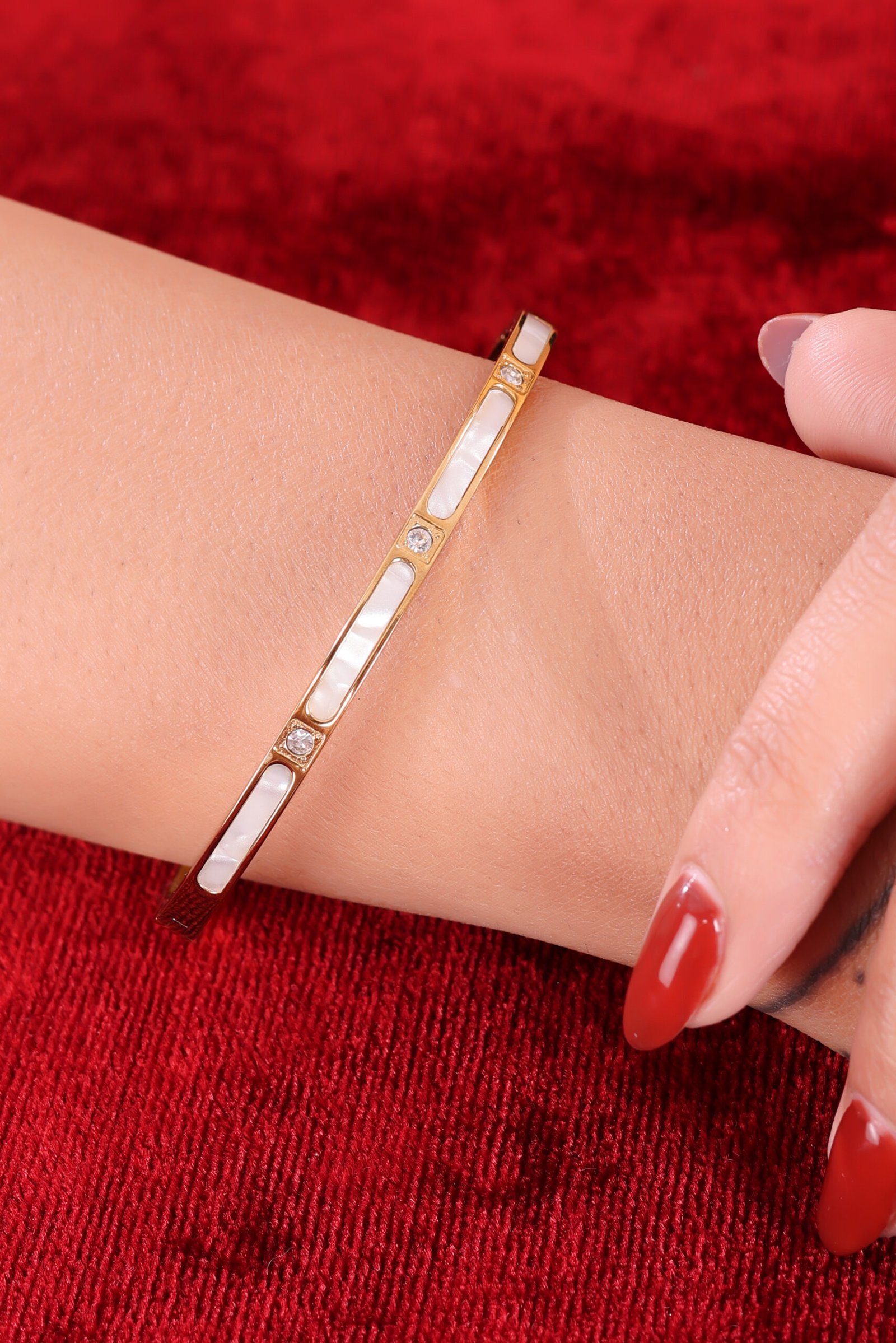 Exquisite Luxury Bangle with Elegant Pearl Accents and Dazzling Diamond Detailing, A Timeless Symbol of Sophistication and Glamour for Women