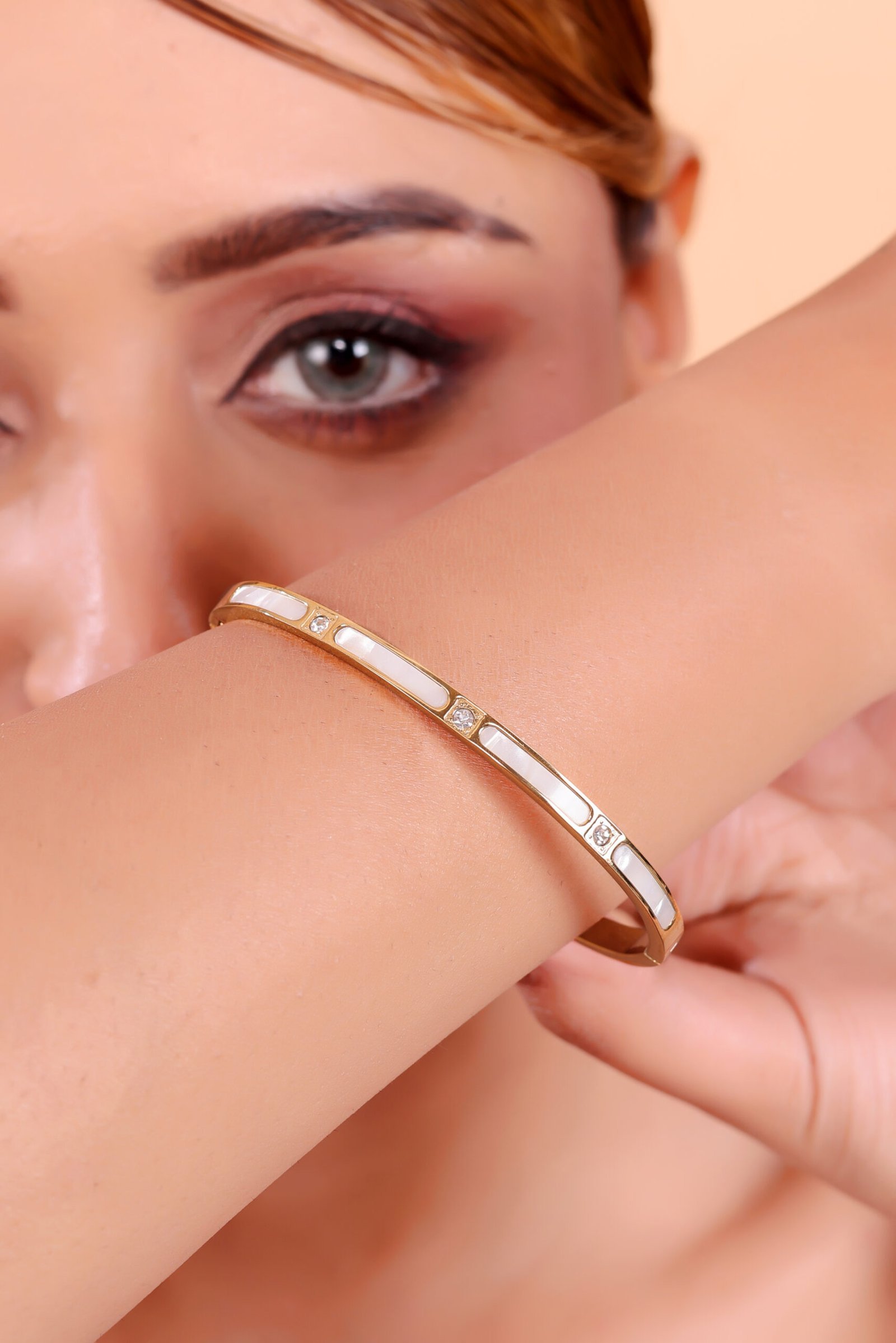 Exquisite Luxury Bangle with Elegant Pearl Accents and Dazzling Diamond Detailing, A Timeless Symbol of Sophistication and Glamour for Women - Image 4