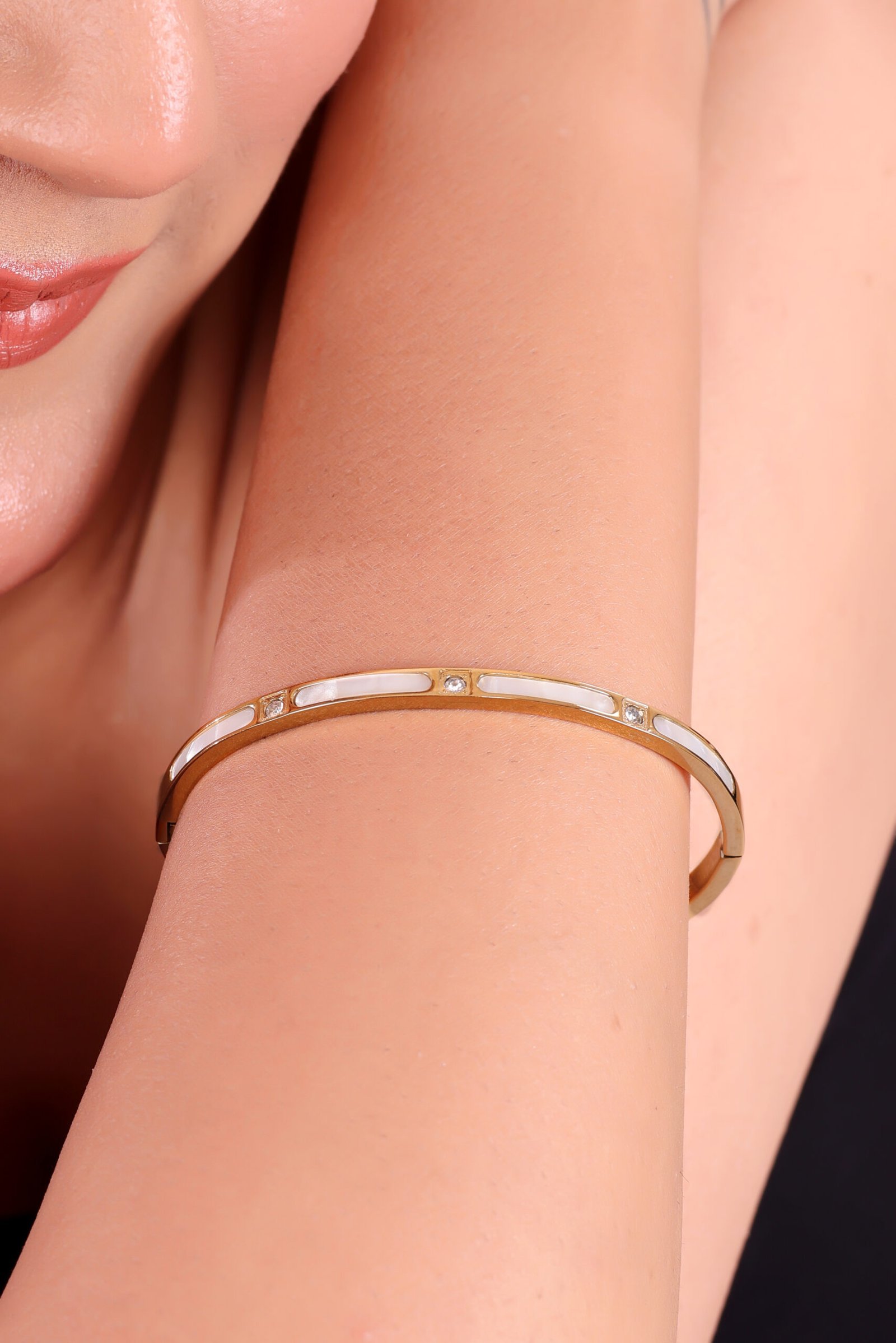 Exquisite Luxury Bangle with Elegant Pearl Accents and Dazzling Diamond Detailing, A Timeless Symbol of Sophistication and Glamour for Women - Image 6