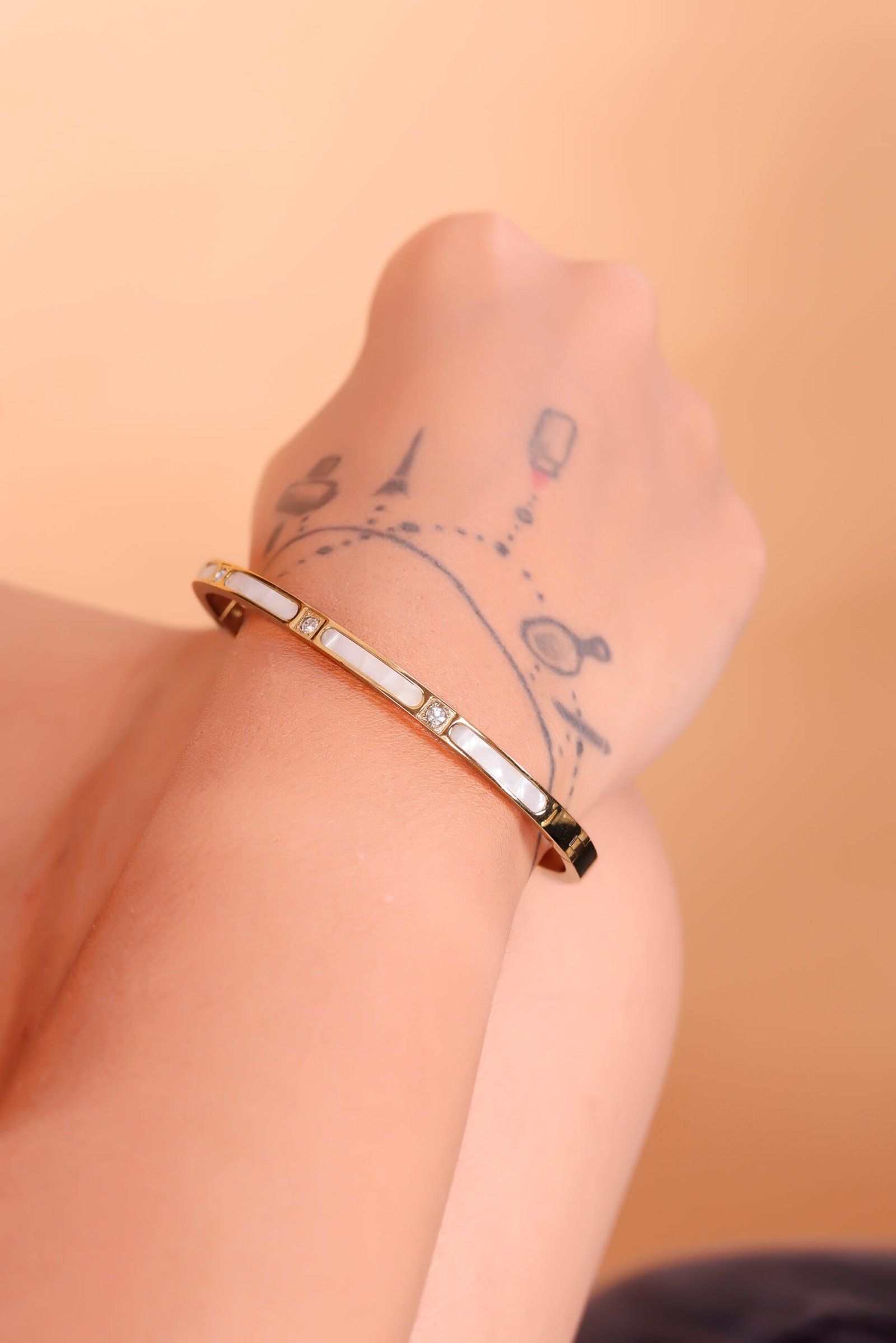 Exquisite Luxury Bangle with Elegant Pearl Accents and Dazzling Diamond Detailing, A Timeless Symbol of Sophistication and Glamour for Women - Image 5