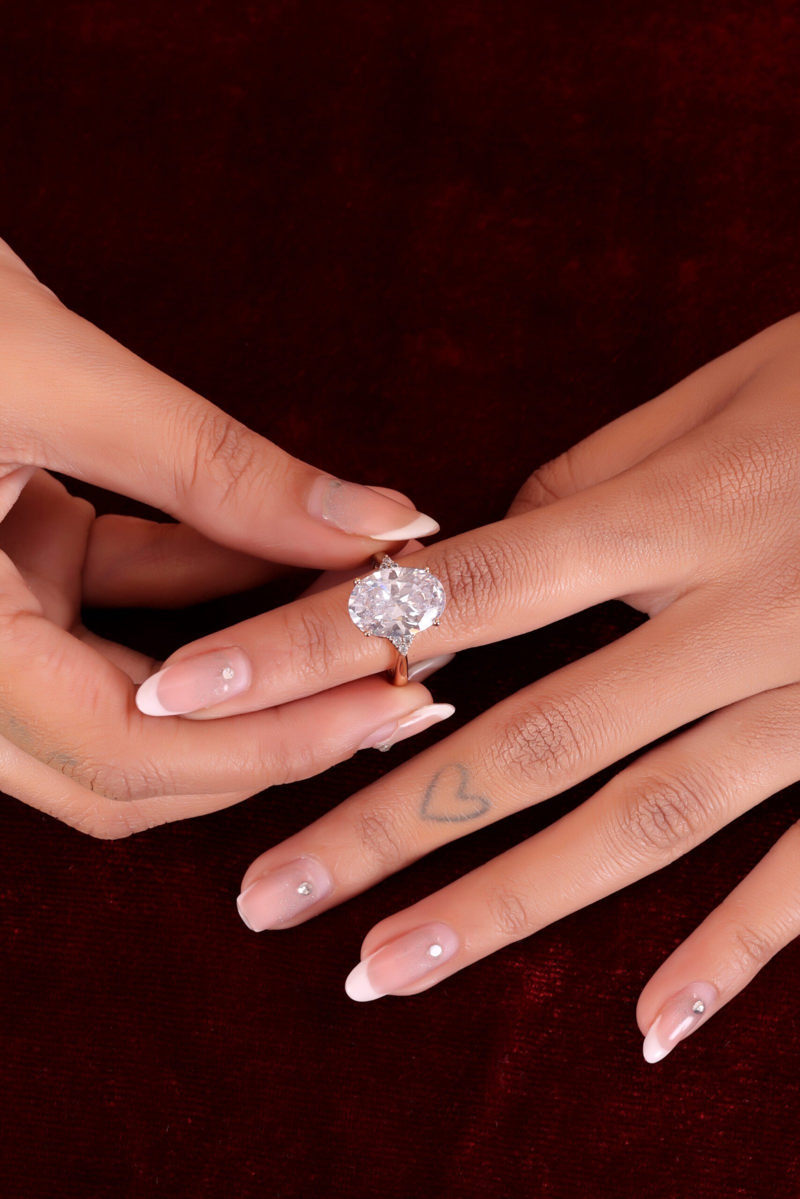 Exquisite Oval-Cut Diamond Solitaire Ring in Luxurious Yellow Gold Setting - Image 2