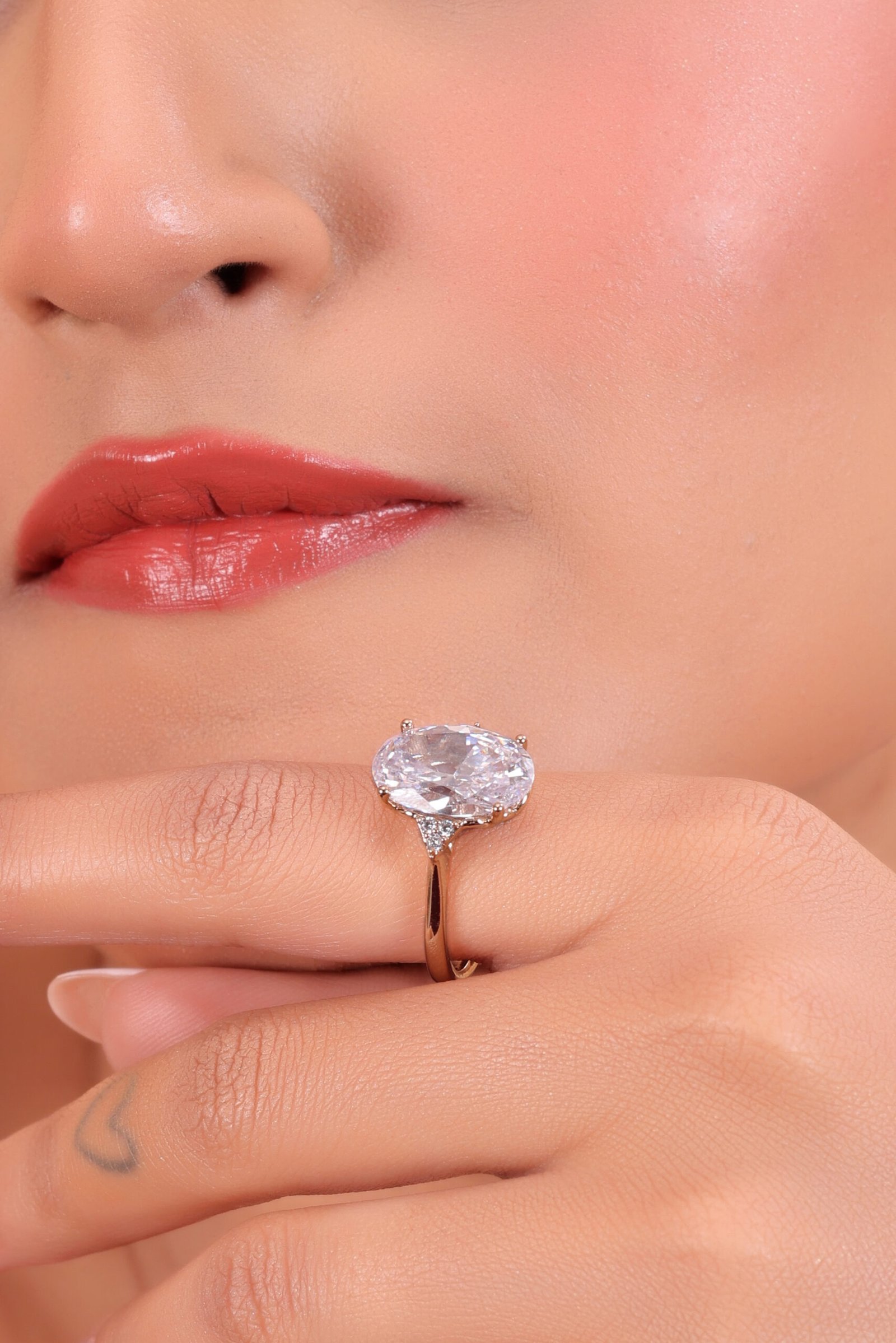 Exquisite Oval-Cut Diamond Solitaire Ring in Luxurious Yellow Gold Setting - Image 8