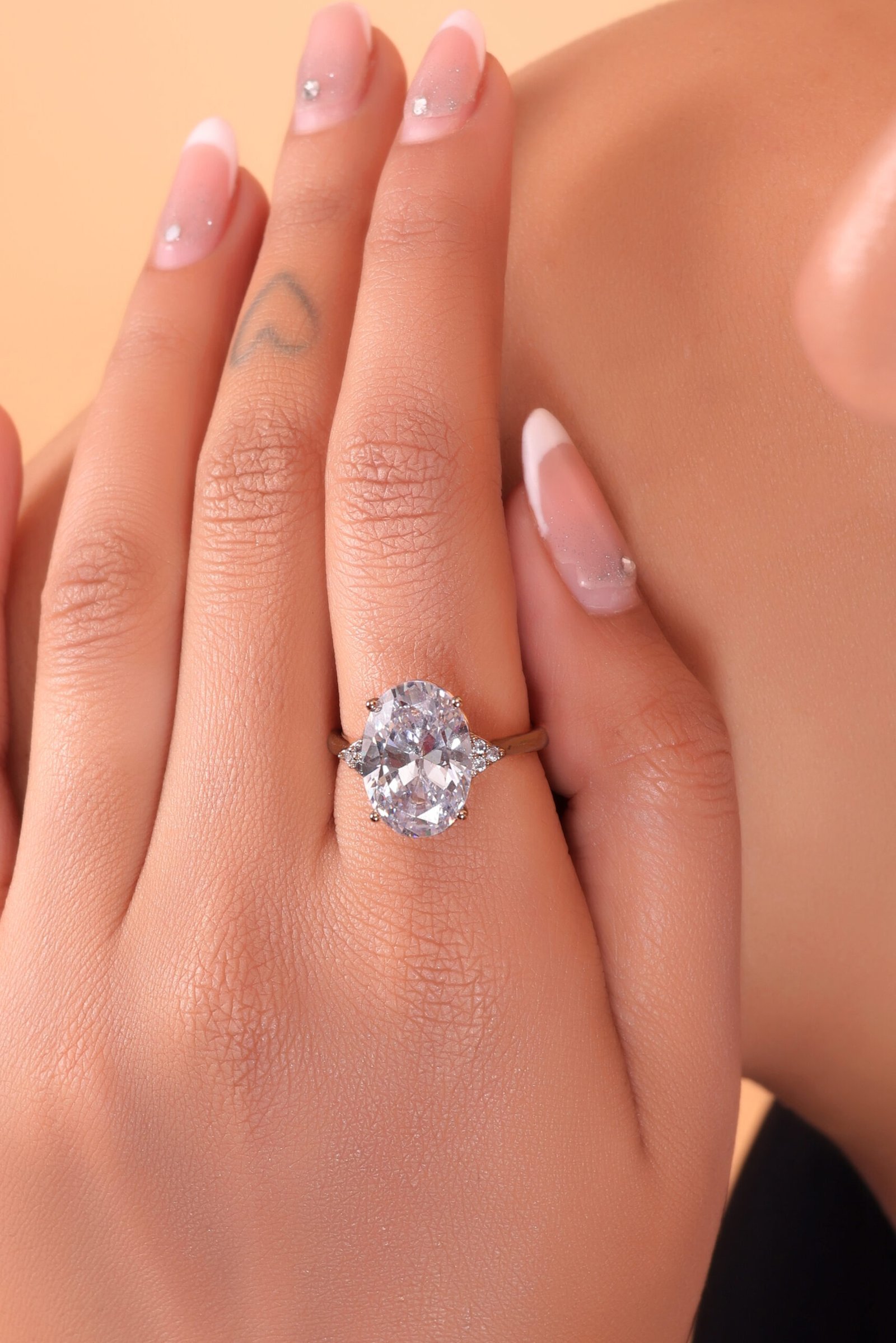 Exquisite Oval-Cut Diamond Solitaire Ring in Luxurious Yellow Gold Setting - Image 5