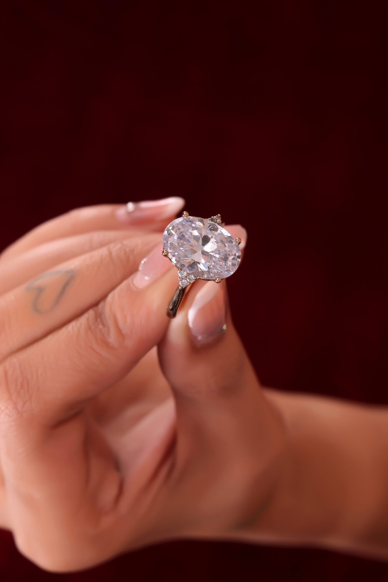 Exquisite Oval-Cut Diamond Solitaire Ring in Luxurious Yellow Gold Setting - Image 6