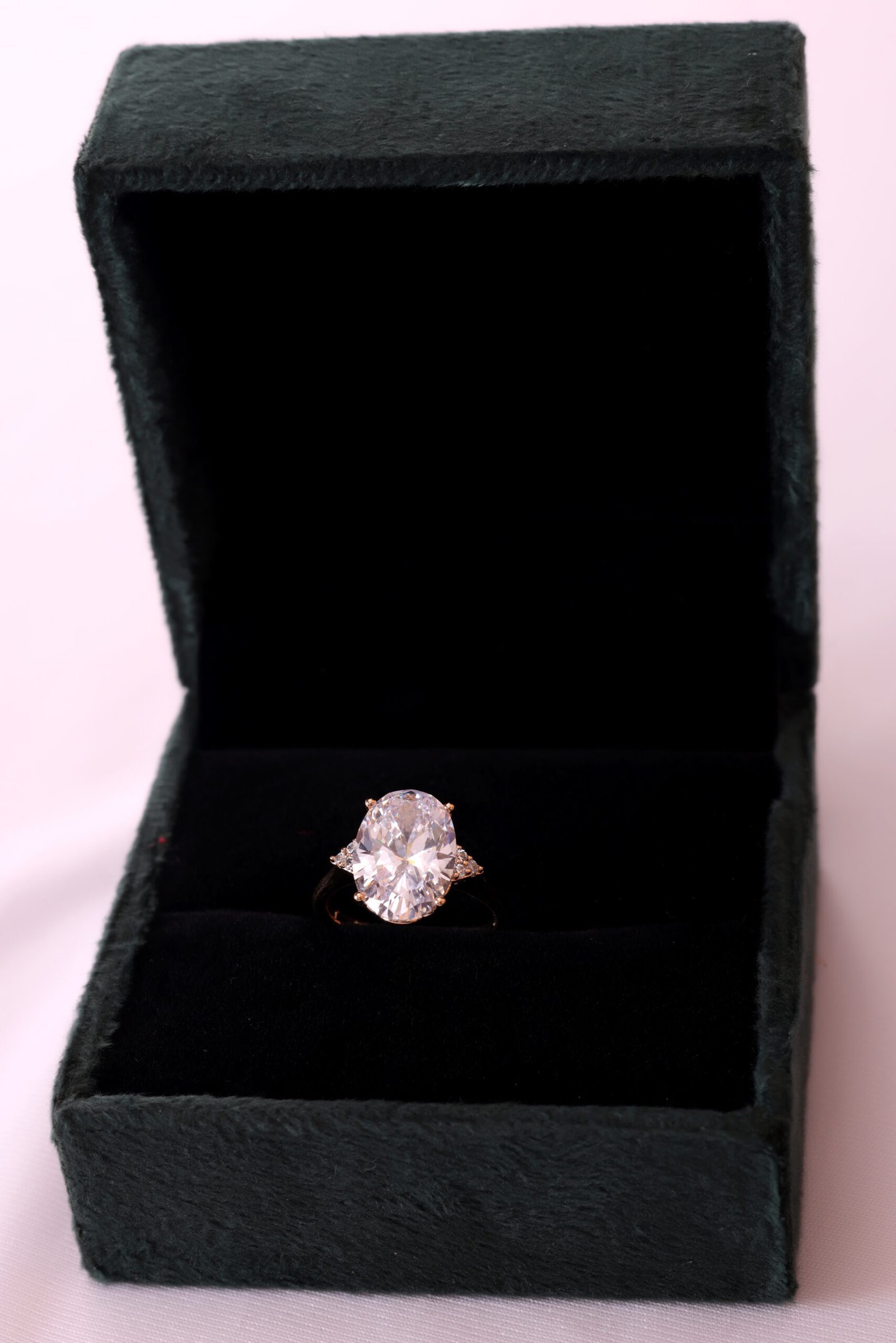 Exquisite Oval-Cut Diamond Solitaire Ring in Luxurious Yellow Gold Setting - Image 7